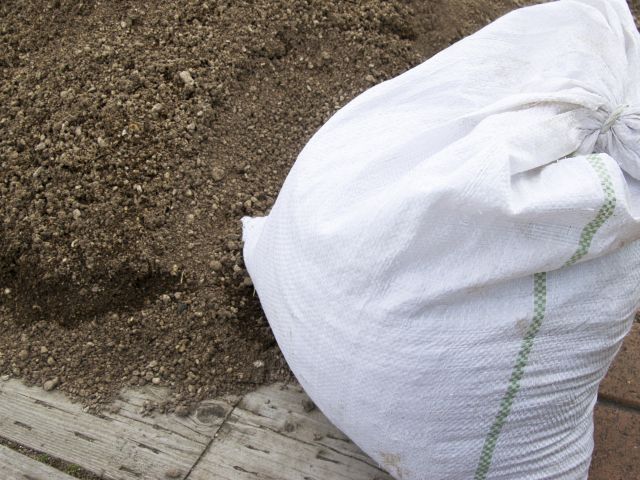 花壇の土壌改良 水はけが悪い粘土質の土は土壌改良剤で改善 楽して楽しむガーデニング